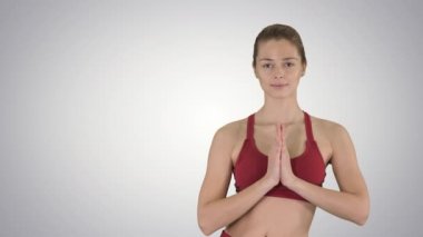 Utthita Hasta Padangustasana 'da yoga egzersizi yapan genç bir kadın..