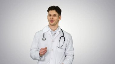 Ortopedist kamerayla konuşup dans ettikten sonra her şey daha iyi olacak..