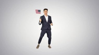 Takım elbiseli Cool man degrade arka planda Amerikan bayrağı ile deli dans yok.