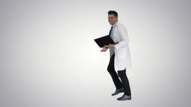Degrade arka planda gülen bir dizüstü bilgisayar ile girişimci mühendis veya doktor.