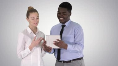 Degrade arka plan üzerinde bir tablet üzerinde çalışan Modern iş adamları.