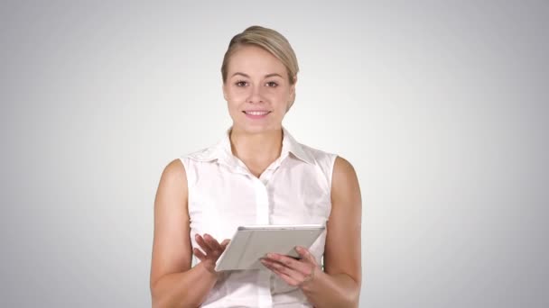 Молодая улыбающаяся деловая женщина с планшетным компьютером переворачивает страницы и смотрит в камеру, Альфа-канал — стоковое видео