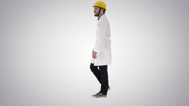 Walking engineer on gradient background. — Stock Video
