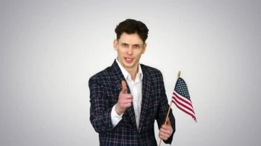 Amerikan bayrağı taşıyan kışkırtıcı eğilim arkaplanını oylamaya çağırıyor.