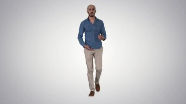 Değişken arkaplanda yürüyen ve kameraya konuşan sıradan bir Arap..