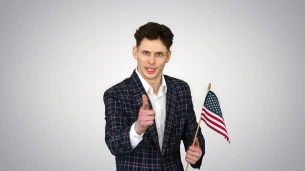 Agitatore con bandiera americana chiama a votare su sfondo sfumato . — Video Stock