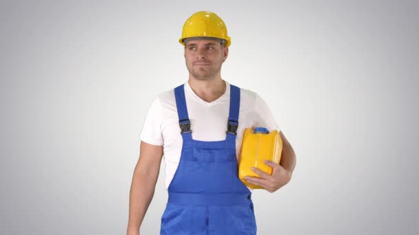 Worker Holding målarpensel leende till kameran på gradient bakgrund. — Stockvideo