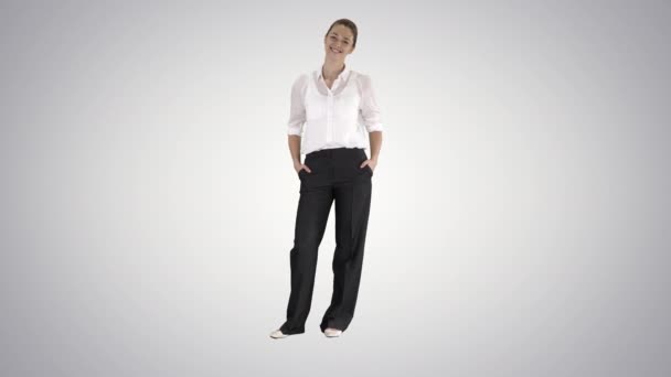 Leende kvinnlig företagsledare stående och ler mot kameran på lutning bakgrund. — Stockvideo