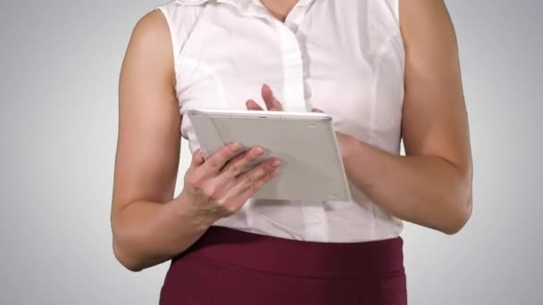 Mujer sosteniendo la tableta digital y usándola mientras camina, Alpha Channel — Vídeo de stock