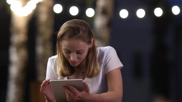 Femme recevant de bonnes nouvelles sur sa tablette. Émotions. — Video