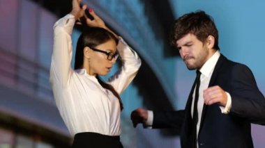 Çekici bir bin yıllık erkek ve kadın iş takımı dans.