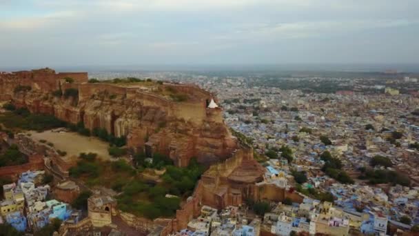 Mehrangarh Φρούριο με Jodhpur τοπίο της πόλης. Μνημείο Παγκόσμιας Κληρονομιάς της UNESCO στο Τζοντπούρ, Ρατζαστάν, Ινδία. — Αρχείο Βίντεο