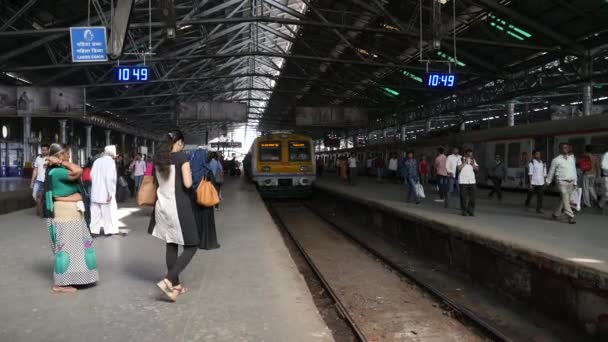 Mumbai, India - 25 december 2017: Trein aankomt op het station. — Stockvideo