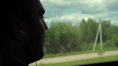 Trende müzik dinleyen yakışıklı adam..