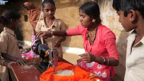 Jaisalmer, Indien - 20. Dezember 2017: Mädchen arbeitet an Nähmaschine. — Stockvideo