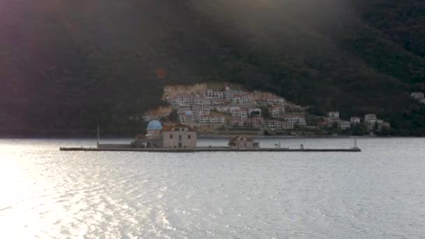 Perast, Montenegro - 26 de diciembre de 2016: Paisaje marino lluvioso, Monasterio en la isla de Perast, Montenegro. — Vídeos de Stock