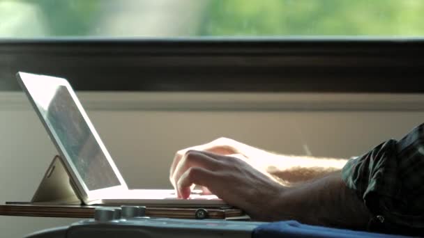 Businessman mains de travail sur ordinateur portable dans le train. — Video