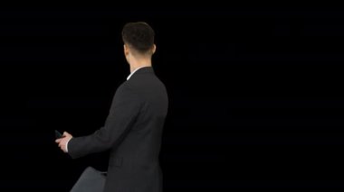 Yürüyen ve selfie çeken genç iş adamı, Alpha Channel