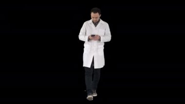 Doktor yürüyor ve telefonda bir mesaj yazıyor, Alpha Channel.