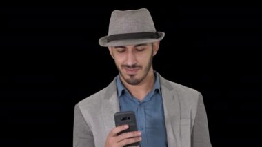 Yürürken akıllı akıllı telefon kullanarak akıllı rahat arap adam, Alpha Channel