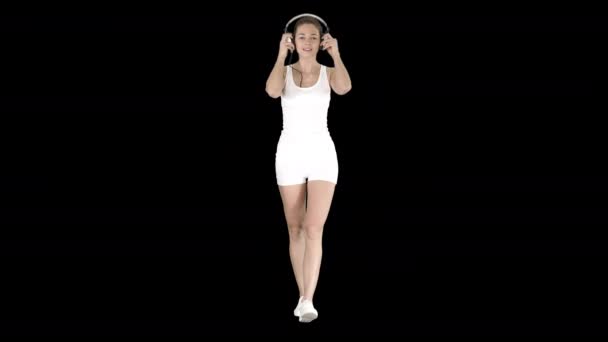 Sportos nő zenét hallgat a fülhallgatóban, Alpha Channel — Stock videók