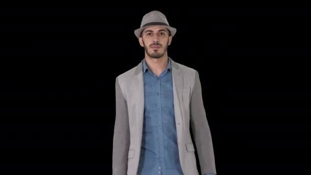 Hombre árabe casual caminando en un sombrero y con un maletín, Alpha Channel — Vídeos de Stock