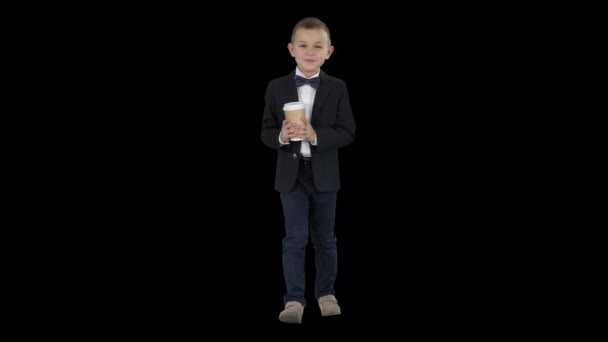 Menino andando com um café take away em uma roupa formal, Alpha Channel — Vídeo de Stock
