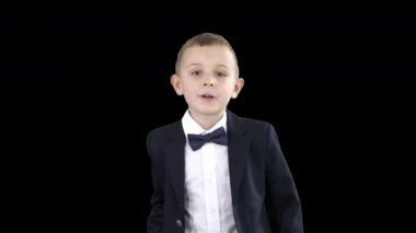 Takım elbiseli çocuk seni selamlıyor, Alfa Kanalı.