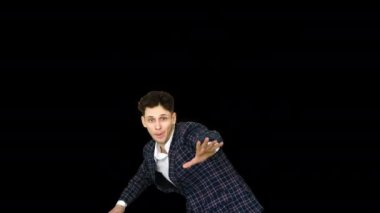 Takım elbiseli işadamı, Alpha Channel'da dans hareketleri yapıyor