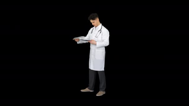 Médico zangado a olhar para documentos, Canal Alpha — Vídeo de Stock