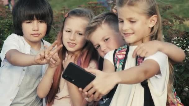 El mejor concepto de amistad. Amigos niños tomando selfie y haciendo gestos a la cámara . — Vídeos de Stock