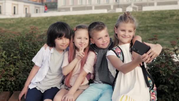 Маленькие мальчики и девочки делают автопортретные фотографии . — стоковое видео