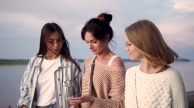Yürürken akıllı telefon ses tanıma kullanarak kız Casual grup.