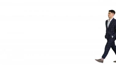 Genç serin zarif adam beyaz arka plan üzerinde yürüyüş.