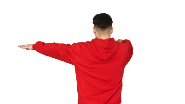 Jonge man dansen hip-hop doet golven op witte achtergrond. — Stockvideo