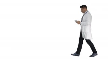 Klinisyen Doktor Adam, beyaz arka planda Uyuşturucu İlaçlarını Gösteriyor ve Kamerayla Konuşuyor.