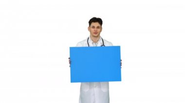 Mutlu gülümseyen erkek doktor boş tabela gösteren ve beyaz arka plan üzerinde dans.