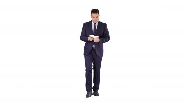 Muž v obleku chůze a počítání peněz na bílém pozadí. — Stock video