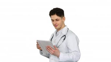 Beyaz arka plan üzerinde sonuçları okuduktan sonra tablet ile dans çekici kendine güvenen doktor.