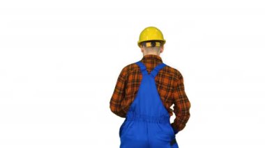 Kasklı inşaat işçisi beyaz arka planda dans ediyor.