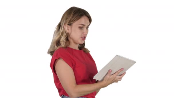 Mujer con camiseta roja usando tableta sobre fondo blanco . — Vídeo de stock