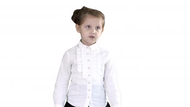 Szkoła dziewczyna chodzenie i rozmowa do aparat fotograficzny na biały tło. — Wideo stockowe