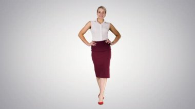 Genç güzel kadın model degrade arka planda kalçalarında elleri ile wolking.