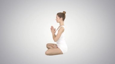 Degrade arka planda Yoga pratik Genç beyaz sarışın kadın.