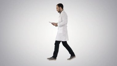 Doktor gradyan arkaplan üzerinde yürürken sekme kullanıyor.