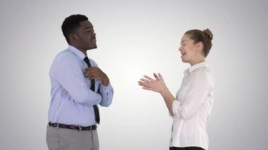 İş kadını degrade arka plan üzerinde patronuna bazı fikirler veren.