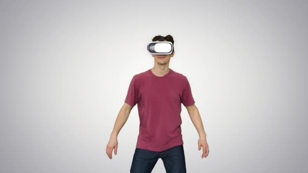 Casual man i VR glasögon dansa spela video spel nybörjarnivå på gradient bakgrund. — Stockvideo