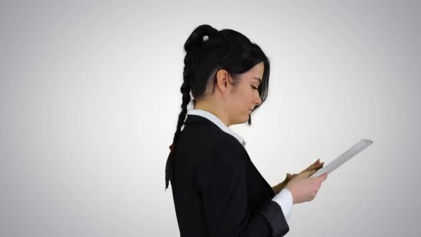 Gelukkige jonge vrouw dansen luisteren naar muziek op Tablet PC op gradiënt achtergrond. — Stockvideo