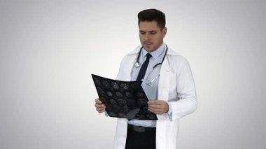 Doktor, X ışınlarının degrade arka plandaki kameraya sonuçlarını söylüyor.