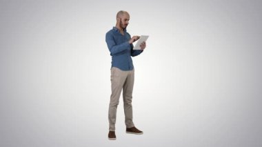 Gradyan arkaplanda tablet kullanan yakışıklı Arap iş adamı.